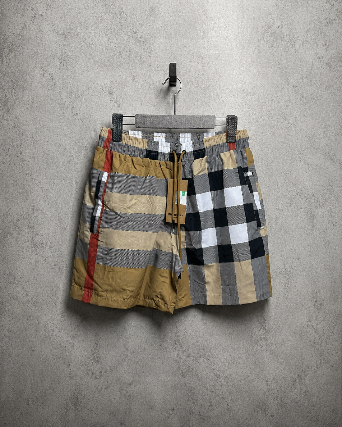BURBERRY SHORT AGRESSIVE 2025