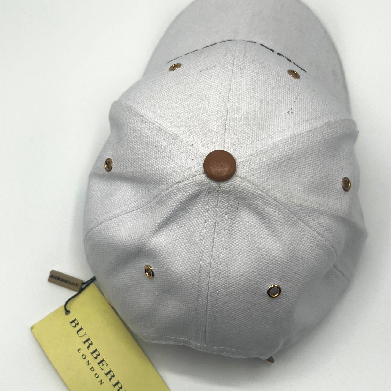 CAP Burberry WHITE EDITION