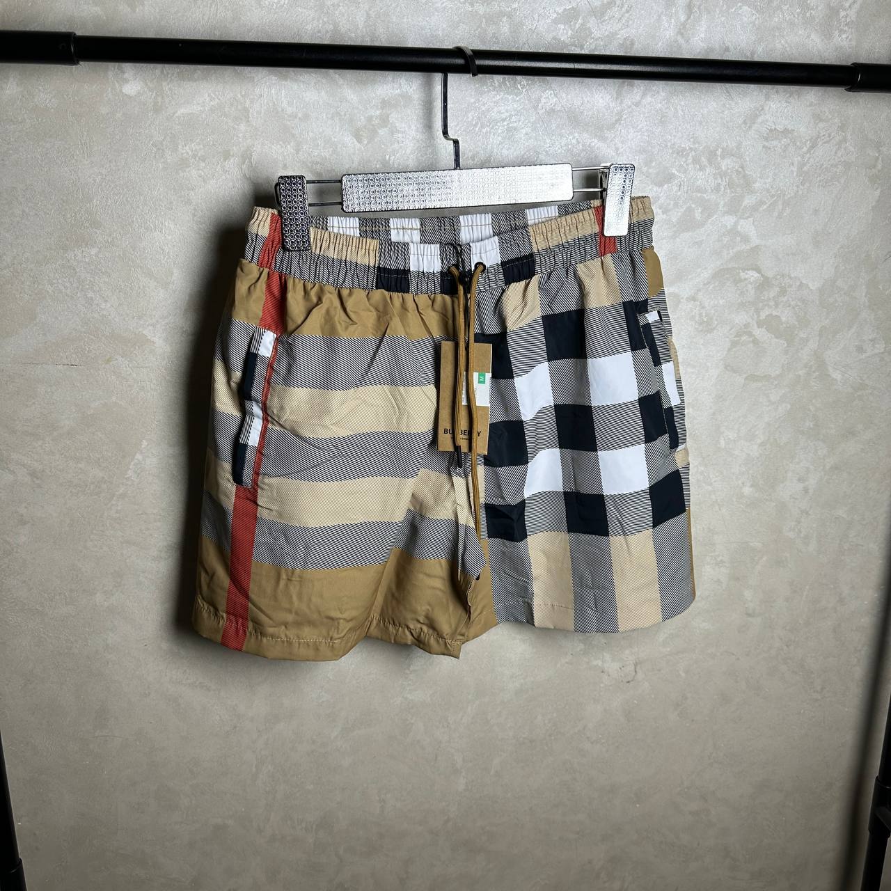 BURBERRY SHORT AGRESSIVE 2025