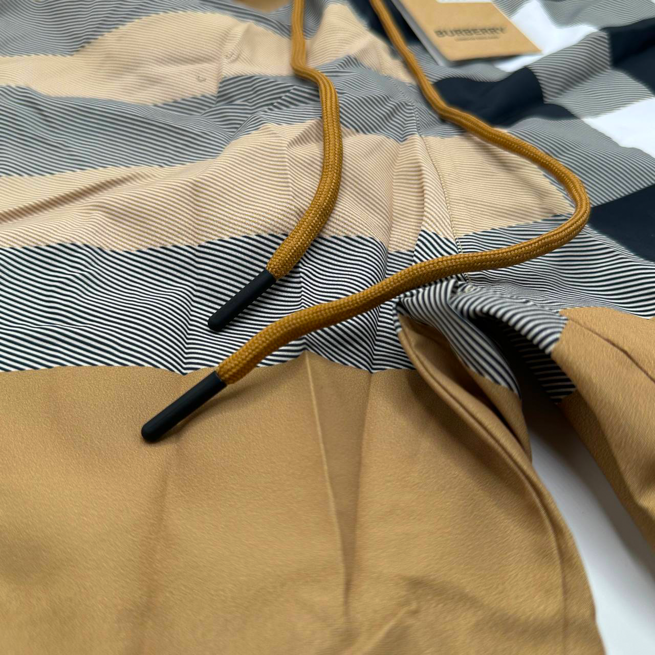 BURBERRY SHORT AGRESSIVE 2025