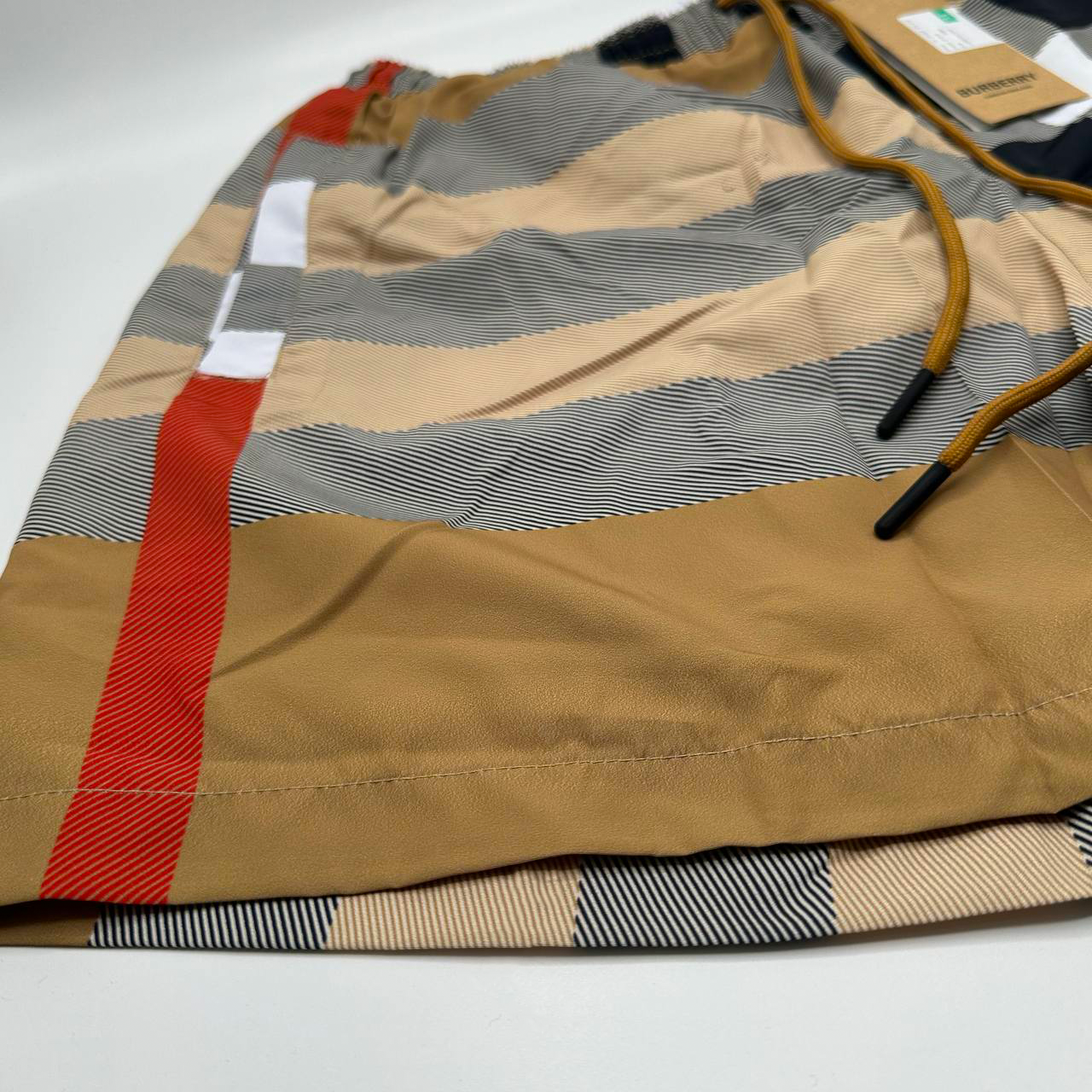 BURBERRY SHORT AGRESSIVE 2025