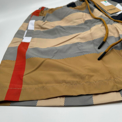 BURBERRY SHORT AGRESSIVE 2025