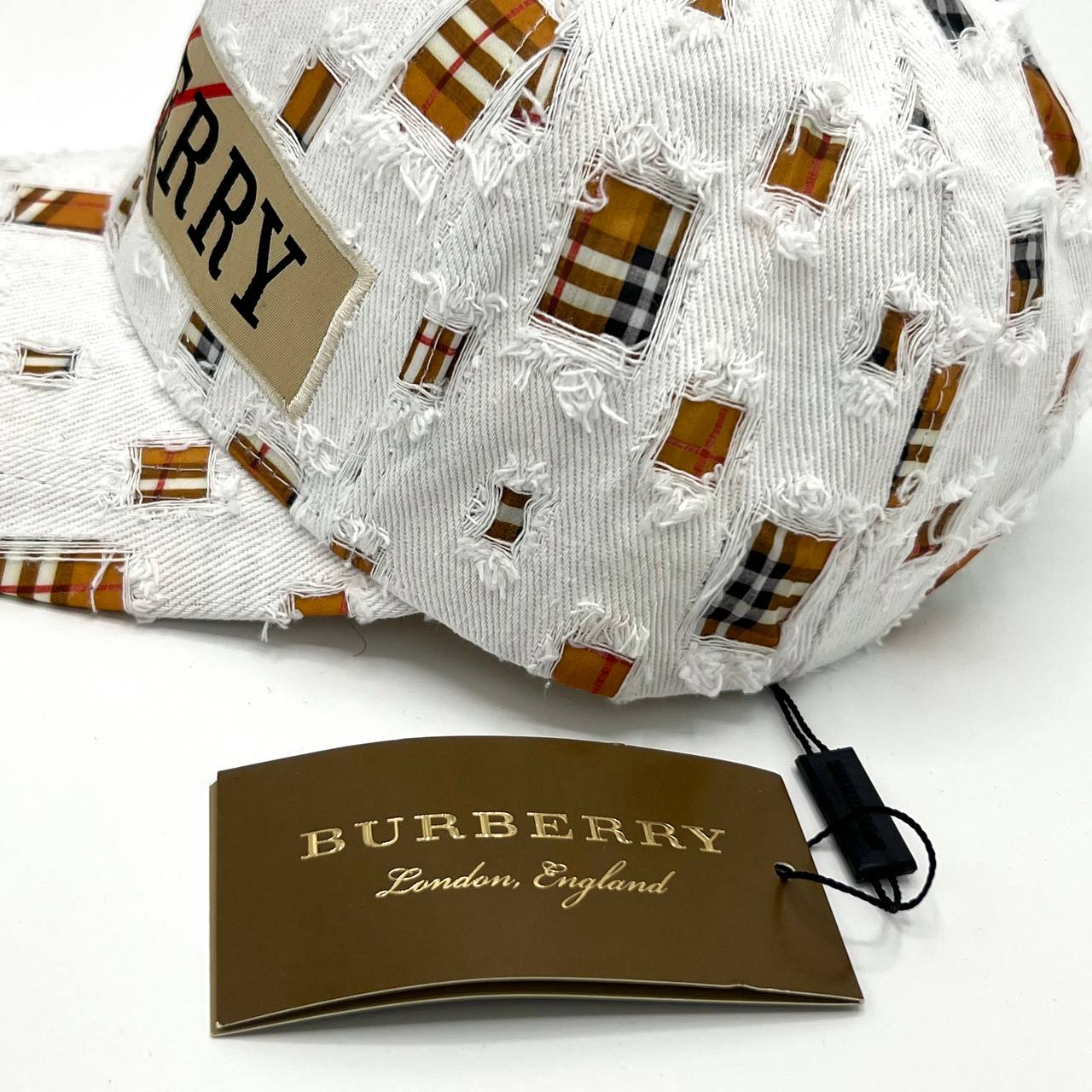 CAP BURBERRY WHITE JEANS