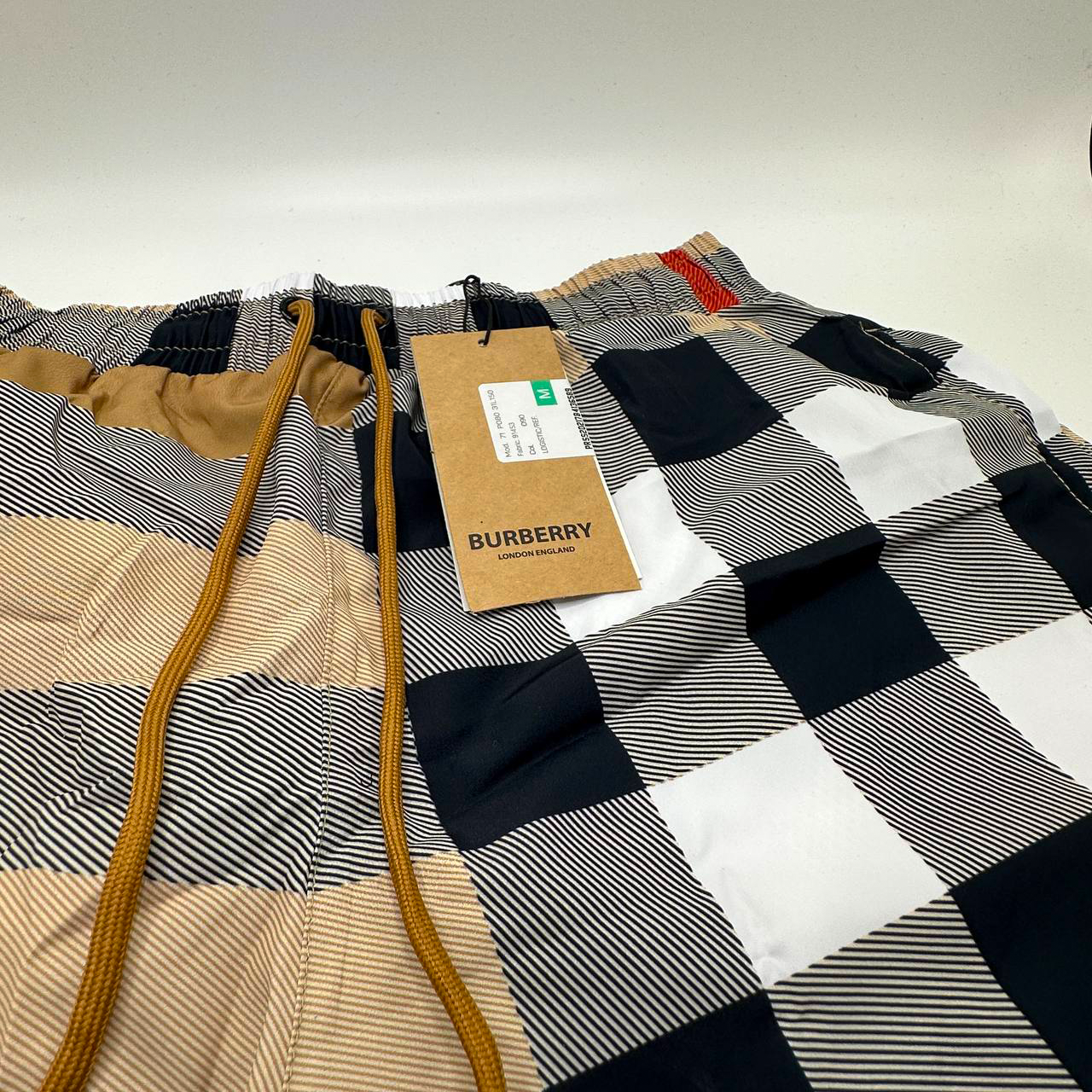 BURBERRY SHORT AGRESSIVE 2025