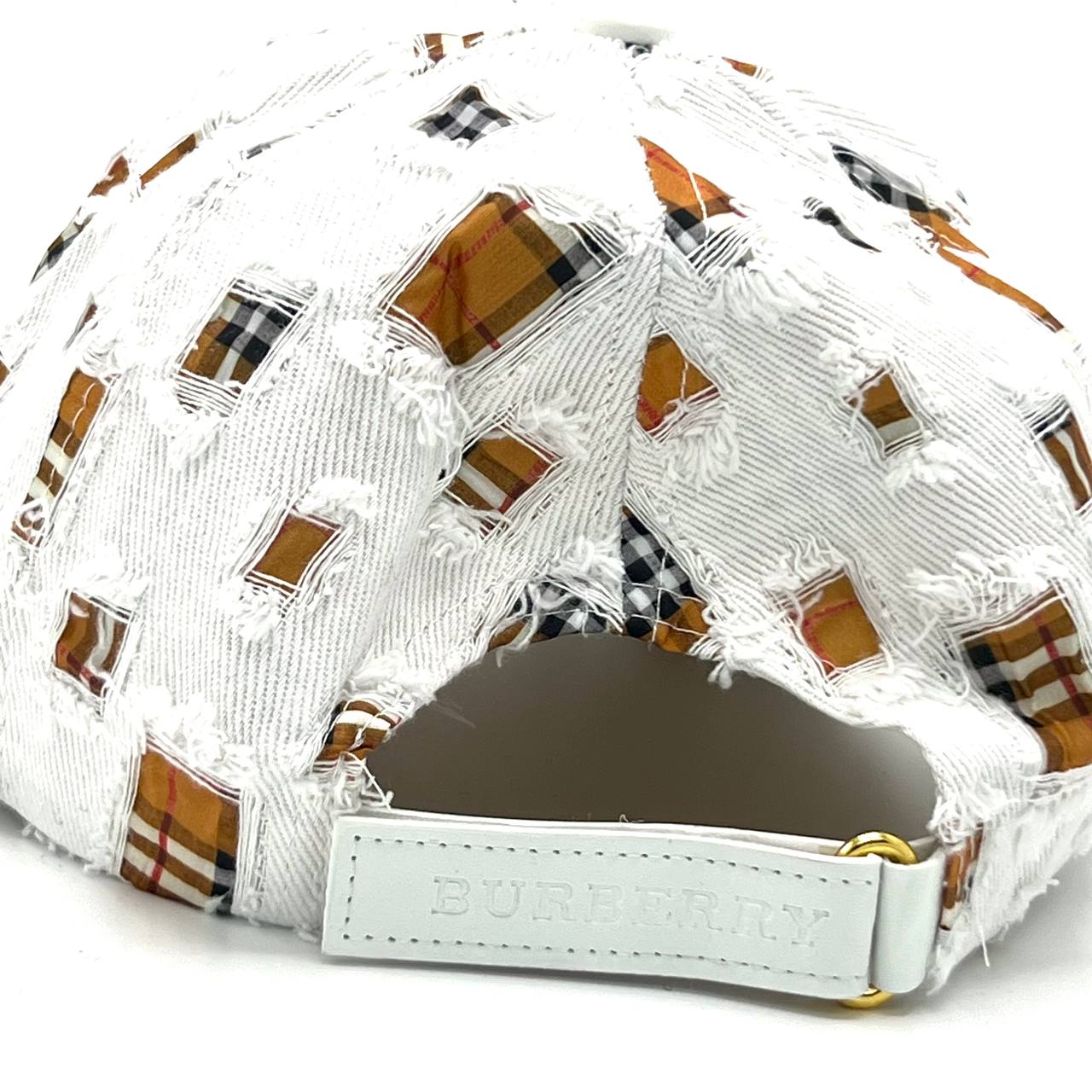 CAP BURBERRY WHITE JEANS