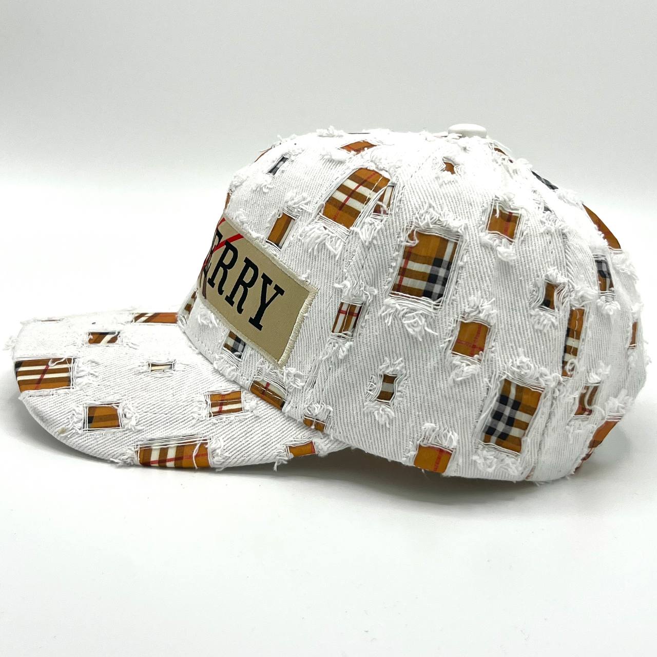 CAP BURBERRY WHITE JEANS